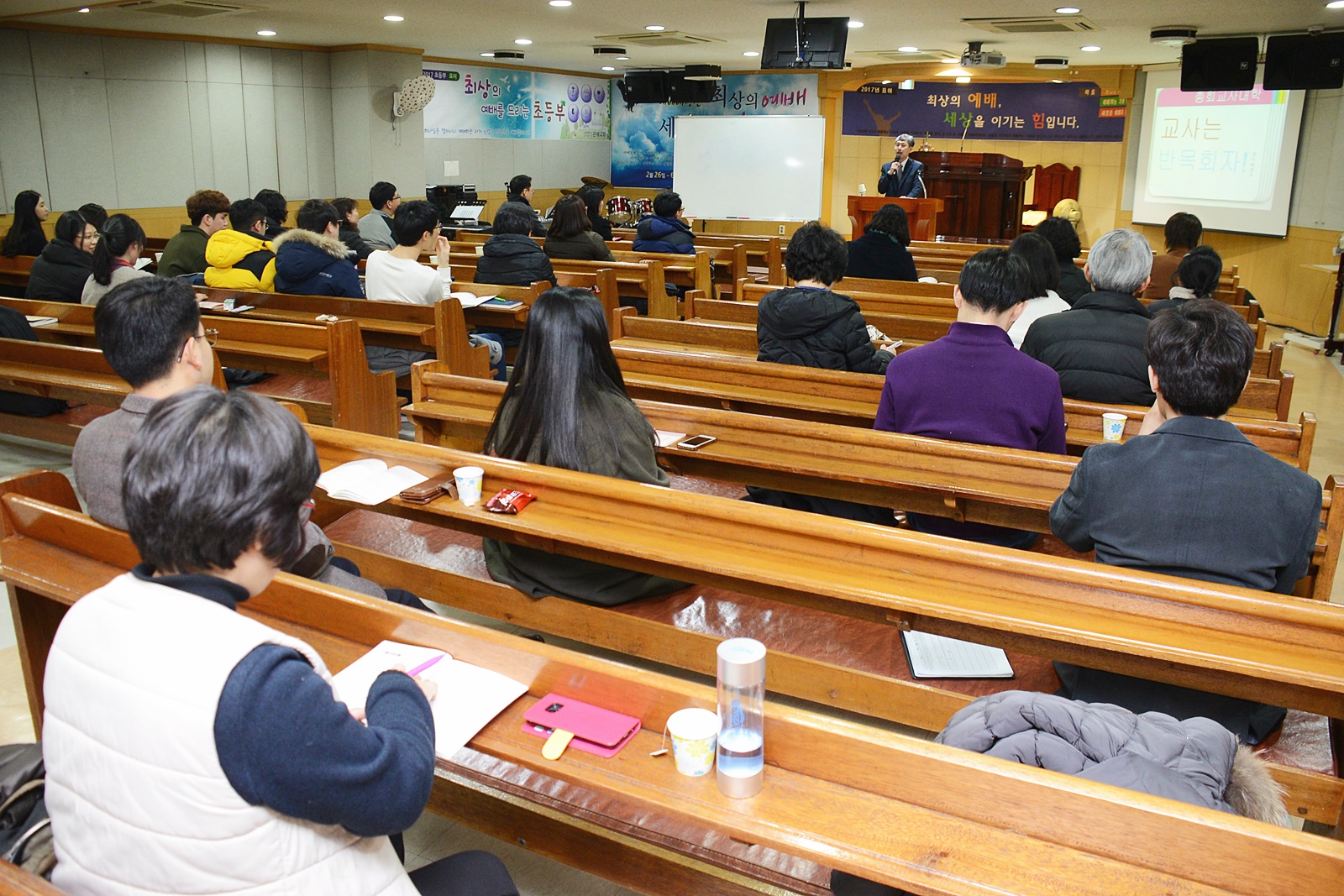 ▲ 3월 6일 서울 은혜교회당에서 열린 총회 교사대학, 성경대학 세미나에서 박신웅 목사가 강의하고 있다.