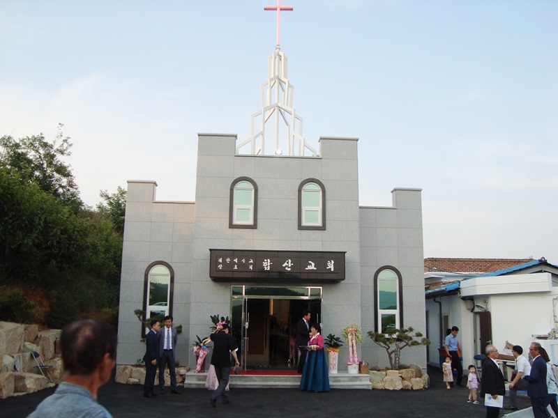 ▲140명이 동시에 예배할 수 있는 현대식 건물로 다시 세워진 합산교회 전경.