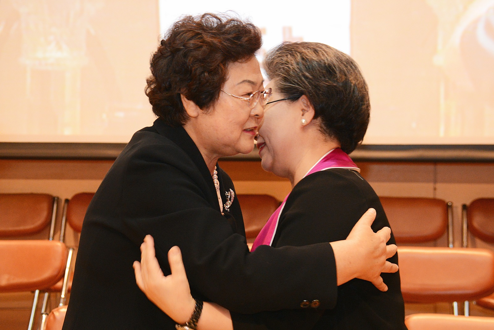 ▲ 박인자 전임회장(왼쪽)과 김순미 신임회장이 서로 안아주고 있다.