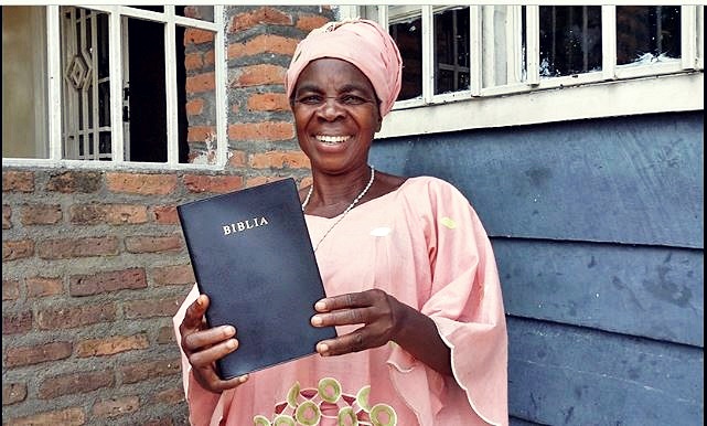 ▲ 콩고 성경을 선물로 받아들고 기뻐하는 콩고민주공화국 사람