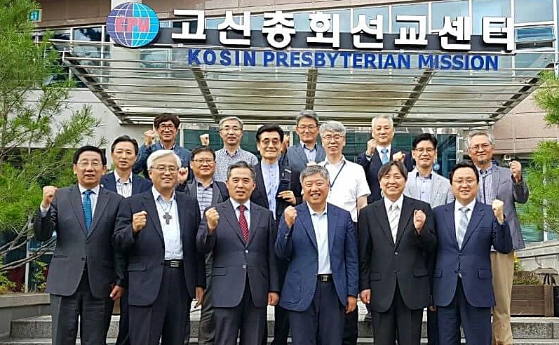 ▲KPM 신임 본부장에 선출된 박영기 선교사와 이사들이 함께 기념 촬영을 했다. (앞줄 오른쪽에서 두번째가 박영기 선교사)