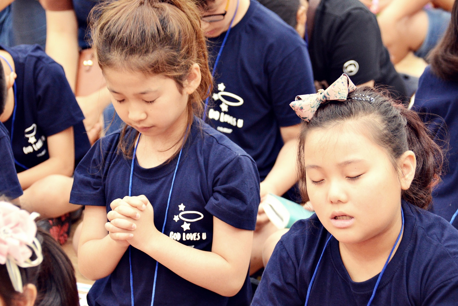 ▲ 지난 해 8월 전국주일학교연합회 주최 제12회 전국어린이영성캐프에서 아이들이 기도하고 있다.