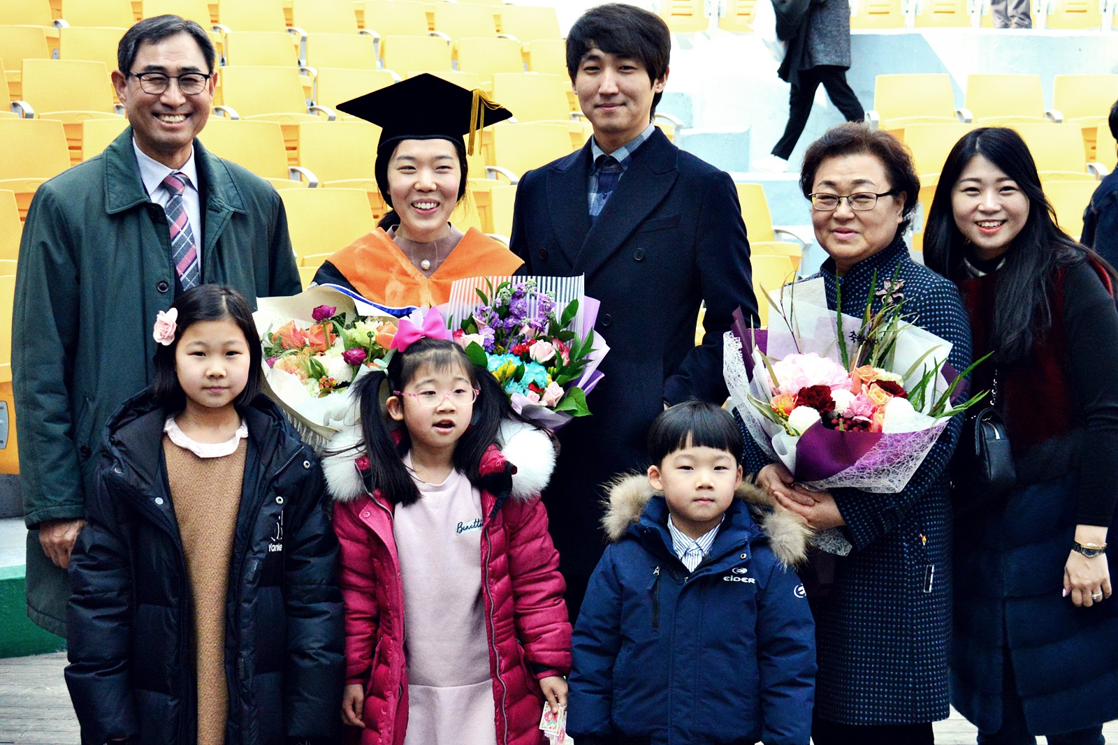 ▲ 졸업을 축하하기 위해 가족들이 함께했다. 2019. 2.21. / 기독교보 © 기독교보 이국희 기자