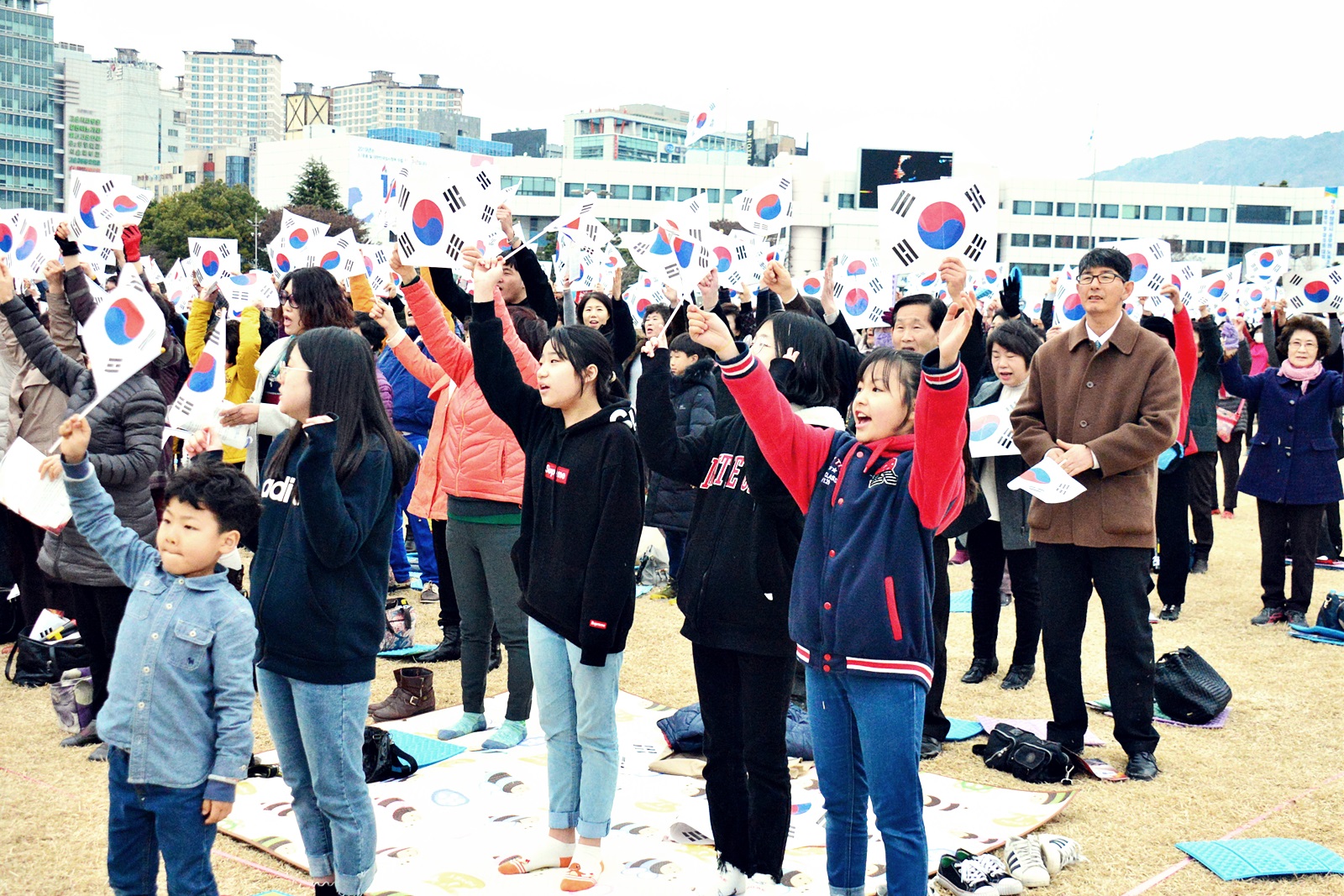 ▲ 연합집회 참석자들의 만세삼창. 2019. 3.3 / 기독교보 © 기독교보 이국희 기자