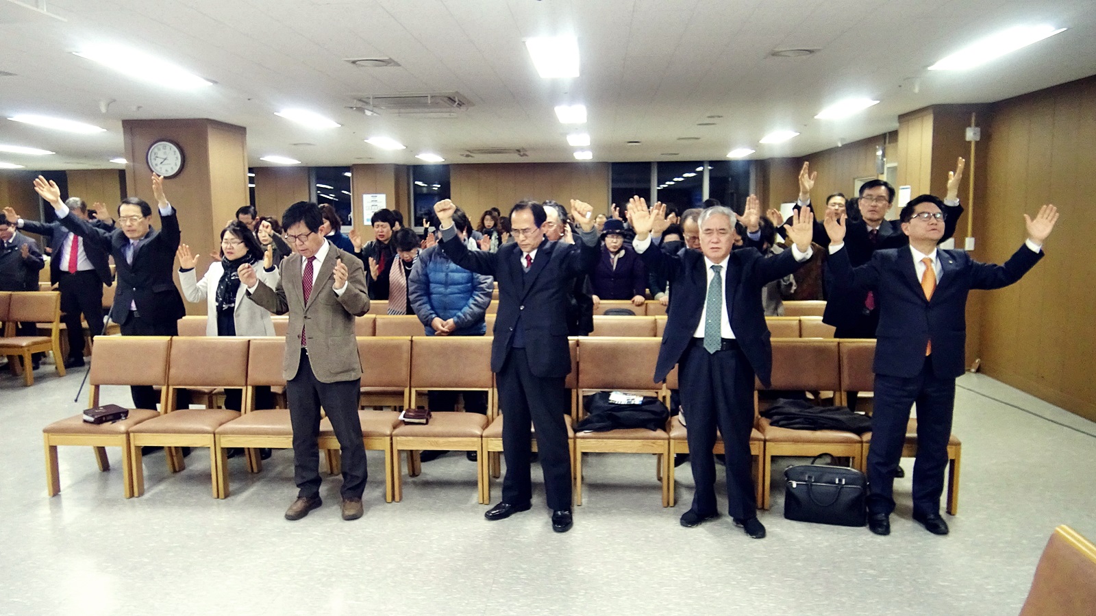 ▲ 세미나 참석자들이 손을 들고 기도하고 있다.