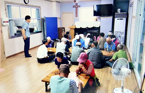 ▲ 새소망교회 무료급식 사역. 왼쪽 서 있는 사람이 김종리 목사. (사진 새소망교회 제공)
