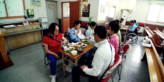 ▲ 교인들이 주일 점심시간에 함께 식사하고 있다.