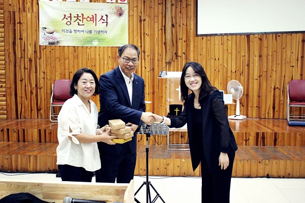 ▲ 태국사랑의교회에서 권미량 단장(오른쪽)과 김태완 목사(가운데)
