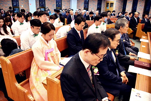 ▲ 박현명 목사 부부(두 번째 줄) 등 위임식 참석자들이 기도하고 있다.