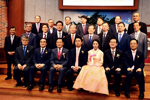 ▲ 박현명 목사와 김원영 사모(가운데)가 순서자들과 위임식에 참석한 목사, 장로들과 자리를 같이 했다.