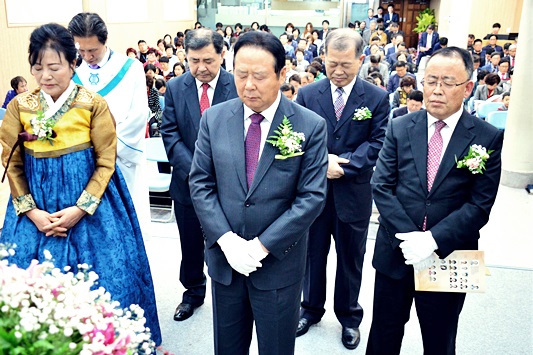 ▲ 김진욱 원로장로(가운데) 위한 기도. 왼쪽 옆은 함께 은퇴하는 부인 이순자 권사, 뒤로 동 교회 장로들이 함께했다.
