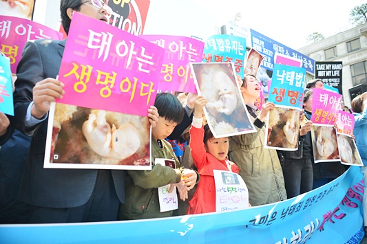▲ 2019년 4월 11일 헌법재판소 앞 낙태죄 폐지 반대집회 (기독교보 자료사진)
