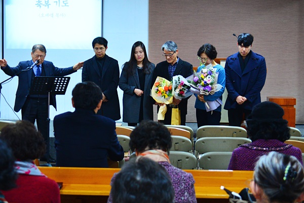 ▲ 한근흥 설윤옥 선교사 가족이 함께한 가운데 오세택 목사(왼쪽)의 축복기도