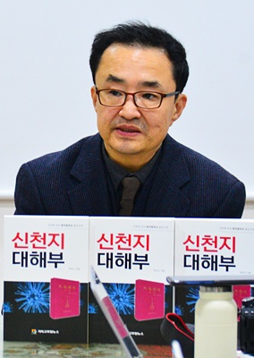 ▲ 기자간담회에서 ‘신천지 대해부’에 대해서 설명하는 박유신 목사.
