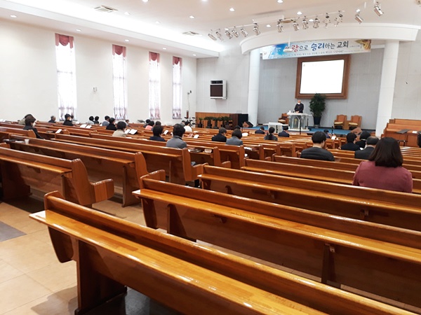 ▲ 코로나19 상황 가운데 이리아름다운교회 2020년 3월 29일 주일 공예배 모습 (사진 이리아름다운교회 제공)