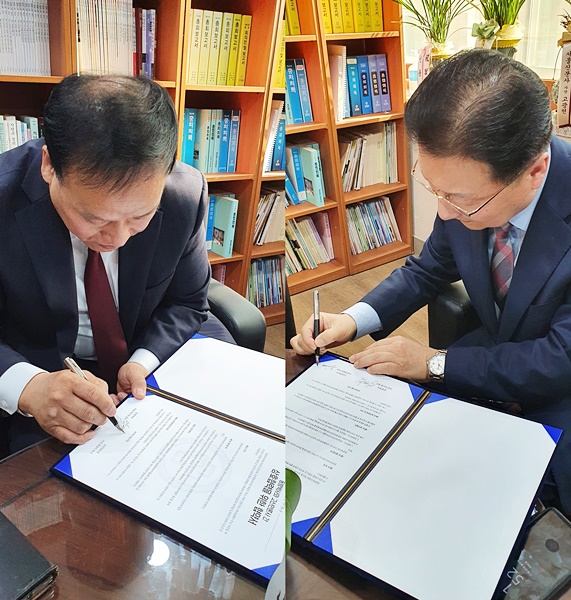 ▲ 동방박사 박은철 사장(왼쪽)과 고신언론사 최정기 사장이 협약서에 서명하고 있다.