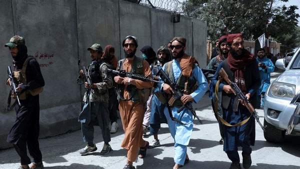 2021년 8월 18일 수요일 아프가니스탄 카불(Kabul)시의 와지르 아크바르 칸(Wazir Akbar Khan) 지역에서 탈레반 전사들이 순찰하고 있다. (AP Photo/Rahmat Gul)