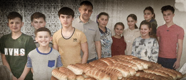 다니일 아나톨예비치 키릴루크 형제와 그의 아내와 자녀들. 그리고 이들이 구워 이웃 마을 사람들에게 나누어주었던 빵의 일부 (사진 제공 : 한국순교자의 소리)