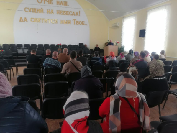 2022년 5월 1일, 마리우폴 ‘곤다 거리 침례교회’에 모인 성도들과 새 방문객들현지 교회 예배