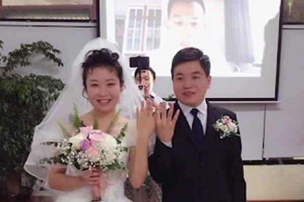 5월 24일 원장에서 결혼식을 올린 신혼부부. 다이지차오 목사가 온라인으로 결혼식을 진행했다. (사진 제공 = 한국 순교자의 소리)
