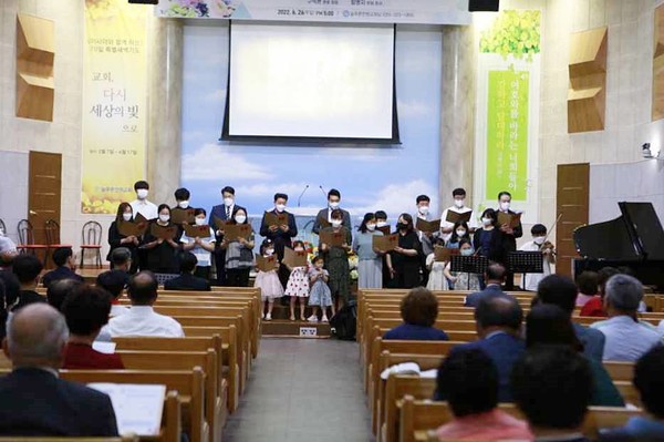 은퇴 가족 축가 (사진 제공 : 늘푸른전원교회)