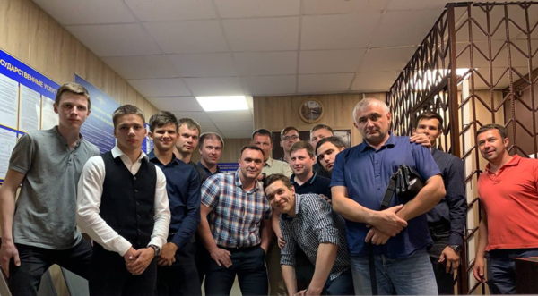 2022년 6월 9일, 보고로디츠크 경찰서에 구금된 툴라 지역 복음 전도자 15명 (사진 제공: 한국순교자의소리 / 국제 복음주의 기독교 침례교회 연합회)