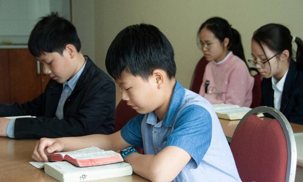 중국에서 기독교 사립학교를 시작한 바 있는 메이플라워 교회는 제주도에서도 성경을 기반으로 한 어린이 교육 프로그램을 지속했다. (사진 순교자의 소리 제공)