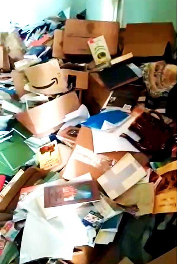 당국자들이 리시찬스크 기독교 센터 도서관에 있던 책과 성경을 모두 버렸지만, 일부 여성도들이 그 중 상당수를 회수했다. (사진 순교자의 소리 제공)
