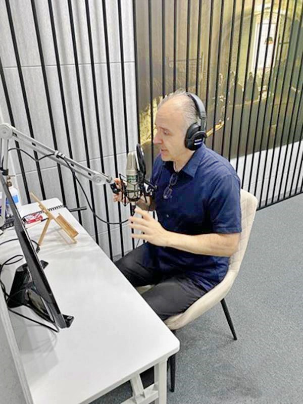 순교자의 소리 CEO 에릭 폴리 목사가 몰디브에 송출할 방송 프로그램을 녹음하고 있다. 사진 순교자의 소리 제공