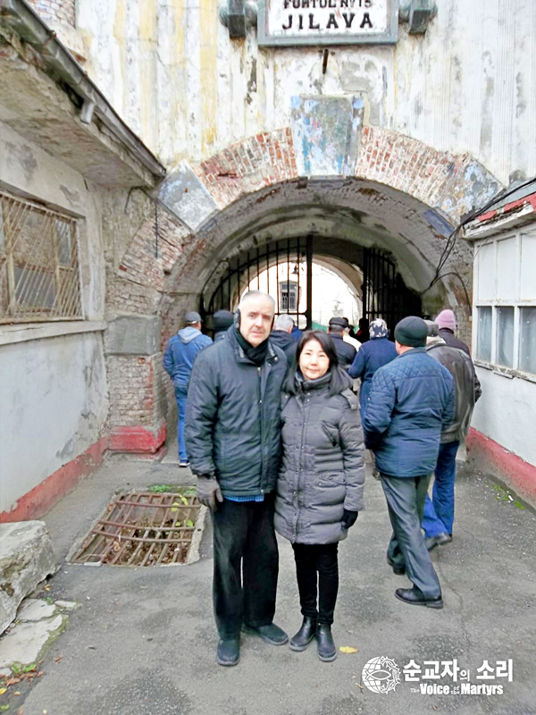 순교자의 소리 CEO 에릭 폴리 목사(왼쪽)와 현숙폴리 대표는 우크라이나 목회자들과 함께 루마니아 질라바 교도소를 방문했다. 공산주의 소련 시절, 순교자의 소리 창립자 리처드 웜브란트 목사를 비롯한 많은 기독교인이 믿음으로 인해 이 감옥에 수감 돼 고문을 당했다. (사진 순교자의 소리 제공)