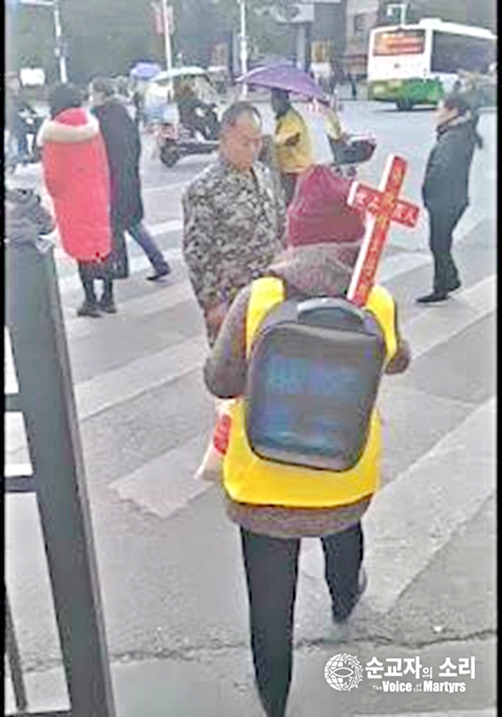 중국의 거리 복음 전도자 첸이 헝양시 거리에서 복음을 전파하고 있다. (사진 순교자의 소리 제공)