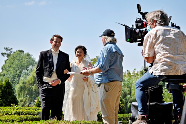 사비나와 리처드의 결혼식 장면을 연출하고 있는 존 그루터스 감독 / 사진 순교자의 소리 제공