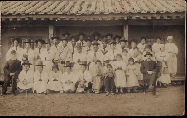 1902년 성경공부반 학생들과 함께한 존 로스(앞줄 맨 왼쪽)와 그리어슨 선교사(앞줄 맨 오른쪽)